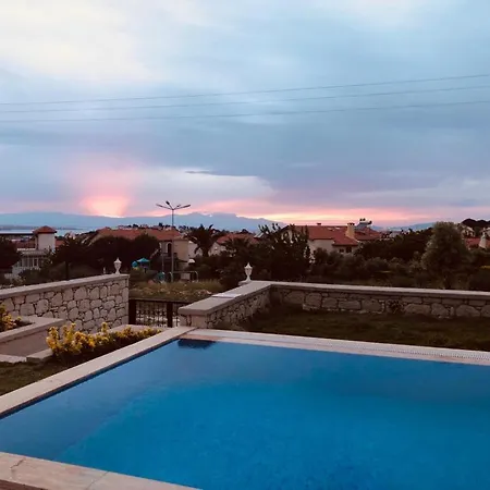 Alacati yalida özel havuzlu villa